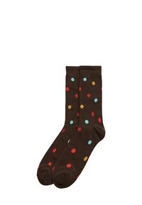 Calcetines marrones cubiertos de lunares multicolores en rojo, azul claro y amarillo. Hechos de un textil suave, con una textura lisa.