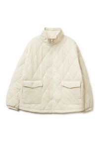 Krémová prošívaná bunda s vysokým límcem, předním zipem a dvěma našitými kapsami. Tkanina má hladkou strukturu a diamantový vzor.