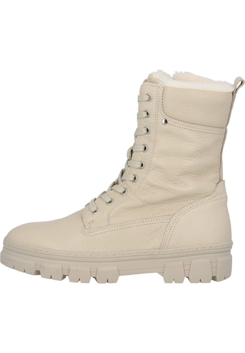 Bota de cuero beige con cordones, con un collar acolchado y superficie texturizada, que presenta una suela de goma gruesa y ojales de metal.