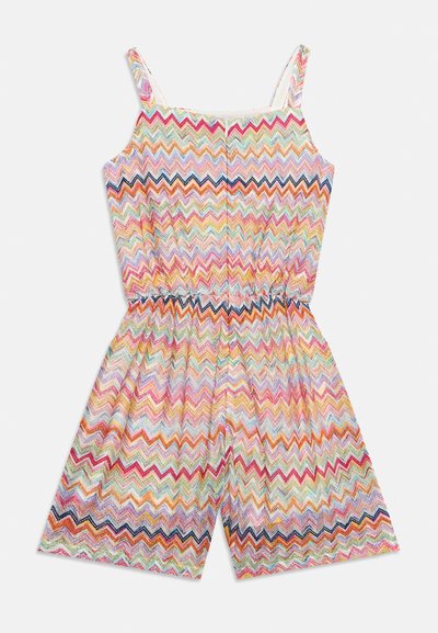 Ολόσωμη φόρμα χωρίς μανίκια με πολύχρωμο ζιγκ ζαγκ μοτίβο, ελαστική μέση και σορτς με φαρδιά πόδια, απλωμένη σε λευκό φόντο.