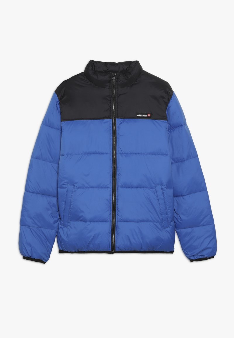 Doudoune bleue avec partie supérieure noire, fermeture éclair, col montant, texture matelassée et poches latérales. Logo sur la poitrine.