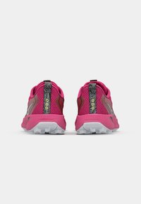 Zapatillas de trail con una parte superior de malla rosa brillante, acentos grises, detalle texturizado negro en el talón y una suela gris resistente para tracción.