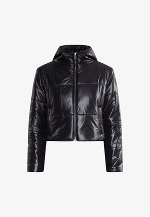 Černá péřová bunda s kapucí, s lesklým povrchem, zkráceným střihem, předním zipovým uzavřením a horizontálním prošíváním.