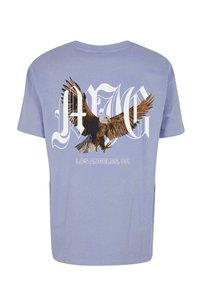 Tricou din bumbac de culoare albastru deschis, cu un grafic al unei vultur zburător și text stilizat "HMG LOS ANGELES, CA" pe spate.