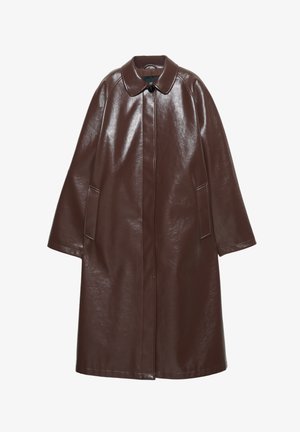 Cappotto lungo in pelle marrone scuro con colletto a punta, un unico bottone nero visibile, maniche lunghe e due tasche laterali.