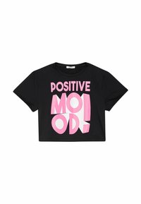 Černé zkrácené tričko s odvážnou růžovou a bílou typografií, na které je napsáno "POZITIVNÍ NÁLADA." Krátké rukávy a kulatý výstřih.