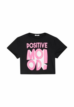 Zwarte cropped T-shirt met opvallende roze en witte typografie die "POSITIVE MOOD" zegt. Korte mouwen en een ronde halslijn.