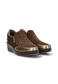 Zapatos de cuña marrones con punteras metálicas, cremalleras laterales y perforaciones decorativas en el material de ante superior.