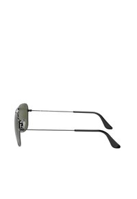 Occhiali da sole stile aviator con lenti grigie, montatura in metallo sottile, design elegante e stanghette nere, dotati di naselli regolabili.