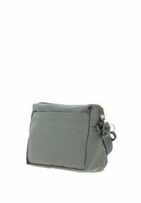 Petite pochette en tissu gris avec fermeture éclair et poche avant, inclinée pour montrer le côté avec anneau métallique et attache en plastique.