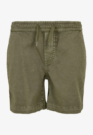 Crna pamučna majica uparena s kaki zelenim kratkim hlačama s elastičnim pojasom, završena crnim sportskim tenisicama.