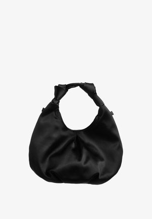 Sac à main en satin noir avec une forme arrondie, une poignée nouée et des détails froncés, présentant une texture lisse et brillante.