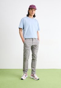 Carhartt WIP SID PANT LAMAR - Chino - misty grey