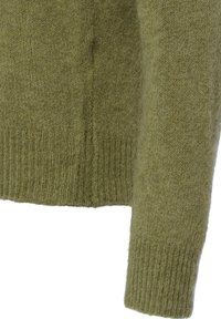 Oliwkowozielony dziergany sweter o miękkiej fakturze, z prążkowanym wykończeniem na dole i mankietach rękawów. Tkanina wygląda na puszystą, co sugeruje ciepło i wygodę.