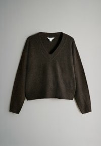 Dunkelbrauner Strickpullover mit V-Ausschnitt, langen Ärmeln und cropped Saum. Weiche Textur, minimales Design, keine sichtbaren Muster oder Hardware.