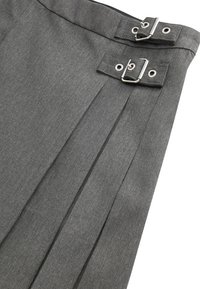 Jupe plissée grise en tissu texturé, dotée de deux bouclettes en argent au niveau de la taille et d'une coupe ajustée.