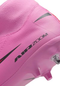 Nærbillede af lyserød Nike Air Zoom fodboldstøvle med tekstureret overdel, sort swoosh-logo og pigget sål.