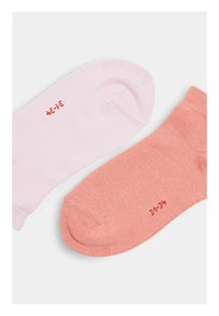 Due paia di calze corte; una rosa chiaro e una corallo. Ognuna presenta un piccolo etichetta ricamata rossa vicino al polsino. Texture a maglia liscia.