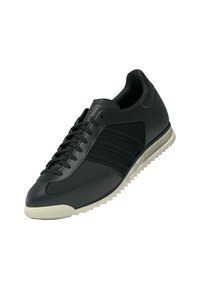 Schwarzer Sneaker mit strukturiertem synthetischen Obermaterial, drei seitlichen Streifen und heller Gummisohle. Schnürsenkel und gepolsterter Schaft sind enthalten.
