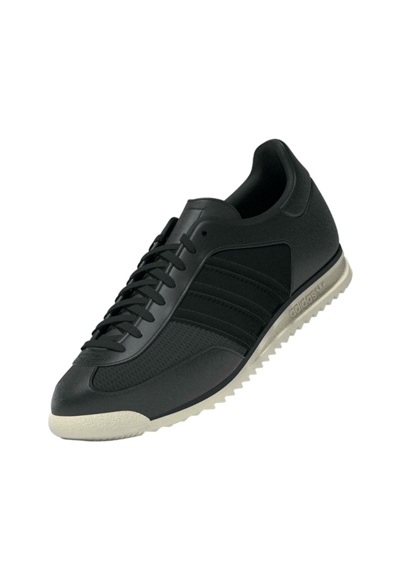 Sort sneaker med tekstureret syntetisk overdel, tre laterale striber og lysfarvet gummisål. Snørebånd og polstret krave er inkluderet.