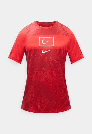 Czerwona sportowa koszulka z turecką flagą i białym logo Nike na piersi, ozdobiona delikatnym spiralnym wzorem na tkaninie.