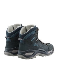 Dunkelblaue Wanderschuhe verfügen über ein Obermaterial aus Wildleder und Textil mit einem gepolsterten Kragen, Metallösen für die Schnürsenkel und einer strukturierten Gummisohle für besseren Halt.