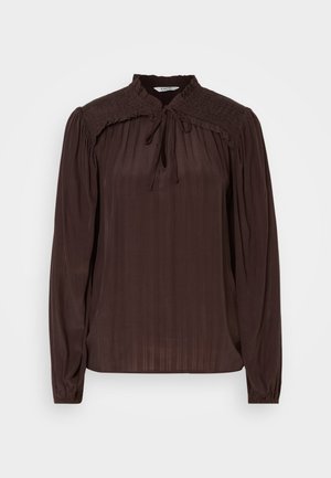 Blusa marrón de manga larga con escote tipo ojal, textura plisada, hombros fruncidos y puños recogidos. Tejido ligero y fluido.
