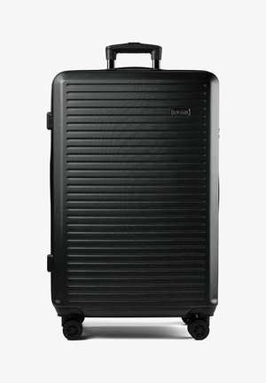 Großer schwarzer Hartschalenkoffer mit horizontalen Rillen, ausziehbarem Griff und vier Drehrollen.