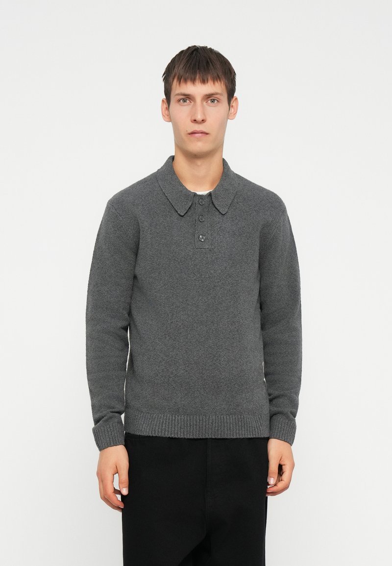 Suéter de lana gris con cuello abotonado, dobladillo y puños acanalados. La tela parece suave con un acabado texturizado.