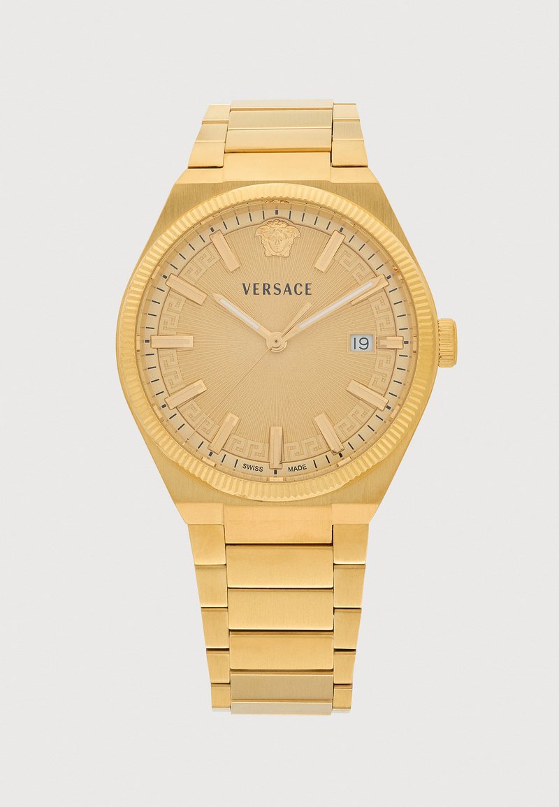 Montre-bracelet Versace en or avec bracelet en métal, cadran rond, index bâtons, date affichée à 3 heures et logo Méduse à 12 heures.