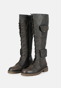 Botas de cuero marrón hasta la rodilla con frontales de cordones, bolsillos laterales, una superficie texturizada y una suela baja marrón.