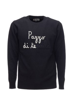 Maglione navy realizzato in morbido tessuto con testo ricamato bianco "Pazzo di tequila." Collo a giro e polsini e fondo a costine. Vestibilità regolare.