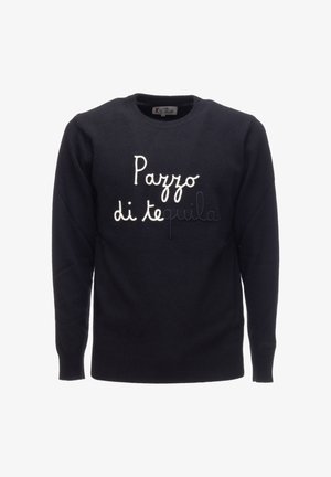 Maglione navy realizzato in morbido tessuto con testo ricamato bianco "Pazzo di tequila." Collo a giro e polsini e fondo a costine. Vestibilità regolare.