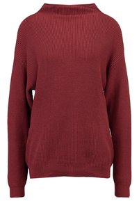 Bordeauxrode gebreide trui met een ontspannen pasvorm, geribbelde textuur, brede boothals en lange mouwen. Heeft een zoom die op de heupen valt.