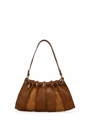 Bolso de cuero marrón y ante con diseño plisado, ojetes plateados y una sola correa para el hombro.