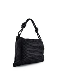 Czarna skórzana torba z jedną stroną o plecionej fakturze, drugą gładką oraz uchwytem wiązanym w supeł dla dodatkowego efektu.