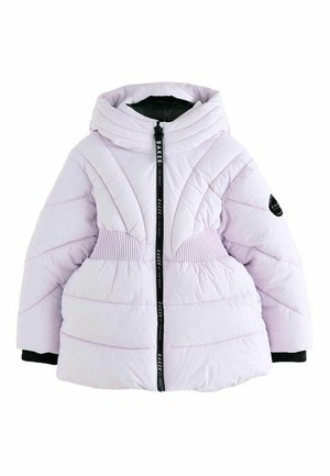 Veste puffer violet clair avec capuche, présentant un zip à l'avant, un détail de taille côtelé et des accents noirs. Design texturé et finition matelassée.