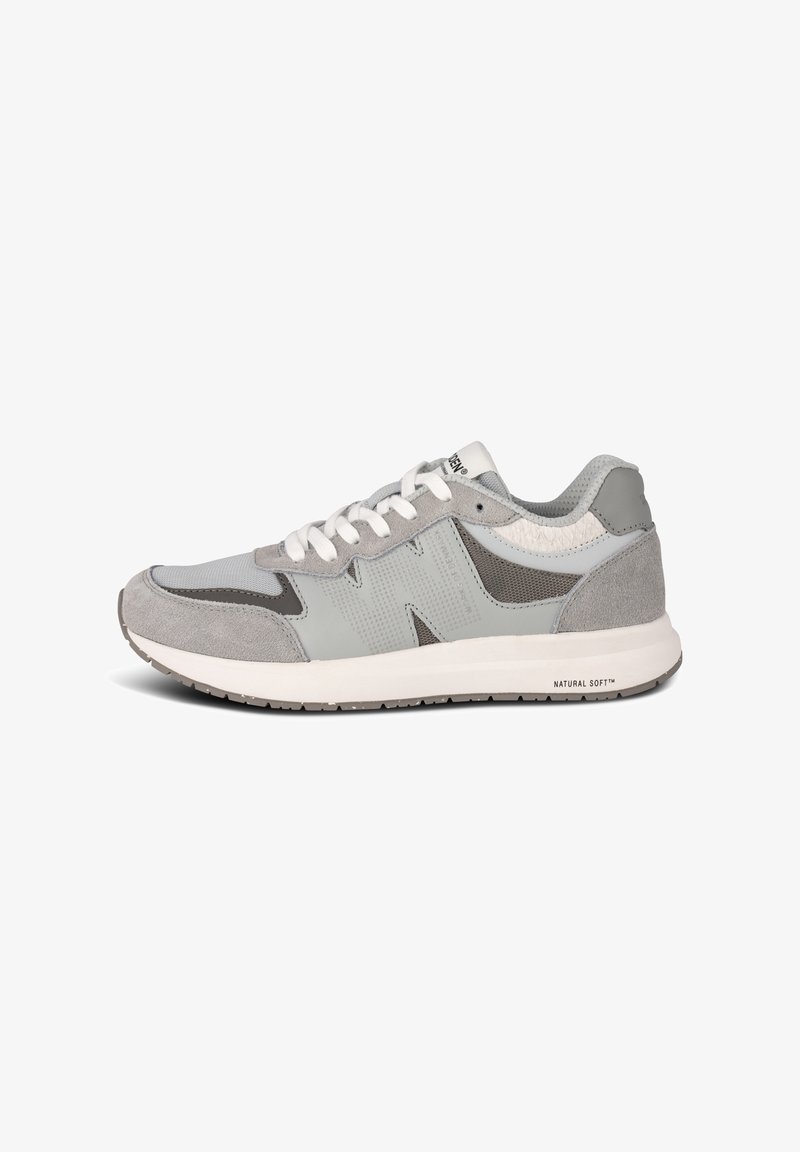 Graues Sportschuhmodell mit strukturiertem Wildleder und Mesh-Panels, weißen Schnürsenkeln und einer gepolsterten Sohle, die eine leicht erhöhte Ferse aufweist.