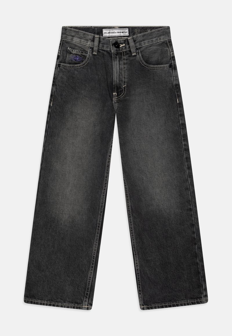 Βαθιά τζιν παντελόνια σε σκούρο γκρι τζιν. Διαθέτουν κλείσιμο με κουμπί, μπροστινές τσέπες και διακριτική σήμανση με μωβ λεπτομέρεια στην αριστερή τσέπη.