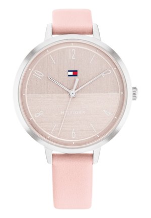 Montre-bracelet ronde en argent avec bracelet en cuir rose clair, cadran beige, marqueurs d'heure blancs minimalistes et logo Tommy Hilfiger à 12 heures.