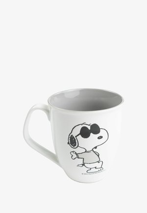 Tazza in ceramica bianca con interno grigio, caratterizzata da un contorno nero di un cane che indossa occhiali da sole e una maglietta, in piedi con una zampa alzata.