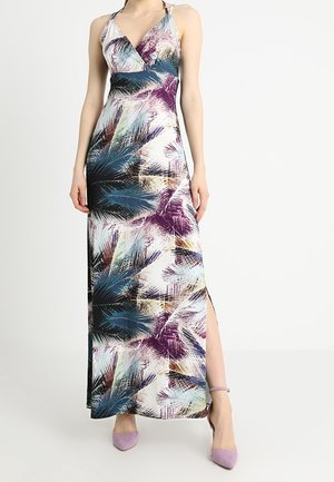 Ärmelloses Maxikleid mit mehrfarbigem abstraktem Blattmuster, V-Ausschnitt, Seitenschlitz, kombiniert mit fliederfarbenen Knöchelriemen-Pumps.