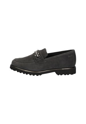 Donkergrijze suède loafer met zilveren gespdetail, afgeronde neus en zwarte geribbelde zool, getoond vanaf de buitenkant.