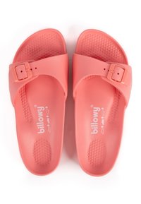 Sandales en plastique rose avec un semelle intérieure texturée, sangle ajustable avec boucle et logo sur la semelle. Convient pour un usage décontracté.