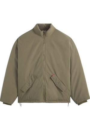 Chaqueta de color verde oliva con cremallera y cuello alto, dos bolsillos frontales con solapa y botones, puños elásticos y dobladillo ajustable.