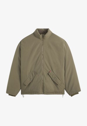 Giacca verde oliva con zip e alta collana, due tasche anteriori con pattina e bottoni, polsini elasticizzati e orlo con cordino.