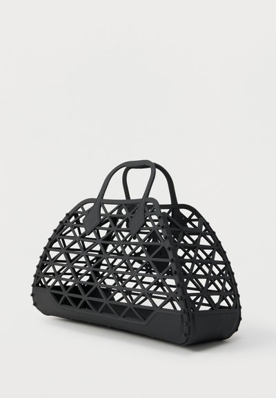 Μαύρη ανοιχτή τσάντα με διπλές λαβές και σταθερή βάση, με σχέδιο πλέγματος σε σχήμα σταυρού και λεπτομέρειες με πριτσίνια κατά μήκος των ακρών.