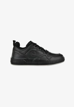 Czarny sneaker wykonany z gładkiej syntetycznej skóry, z teksturowaną gumową podeszwą, sznurówką oraz pętelką z tyłu dla łatwego zakładania.