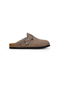 Zapato de cuero nobuck marrón tipo zueco con punta redondeada, hebilla plateada ajustable y plantilla de corcho natural, con una suela de goma negra.