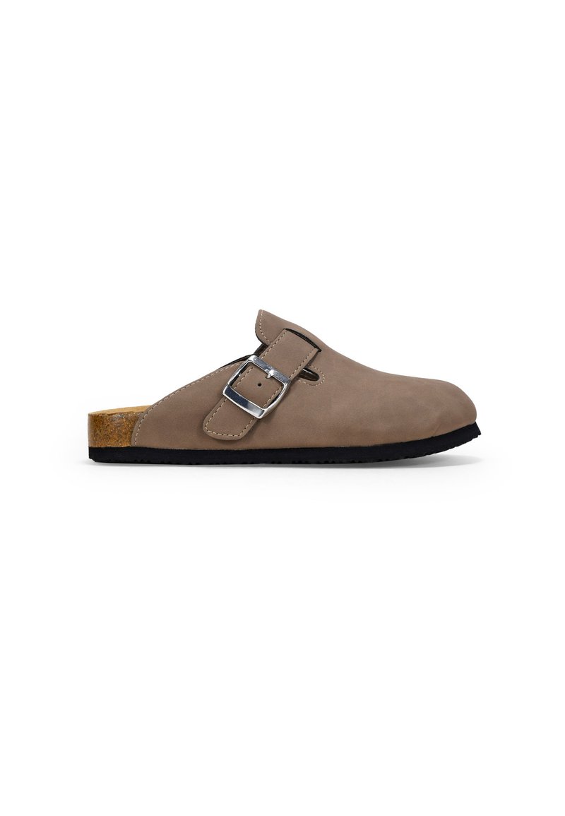 Zapato de cuero nobuck marrón tipo zueco con punta redondeada, hebilla plateada ajustable y plantilla de corcho natural, con una suela de goma negra.